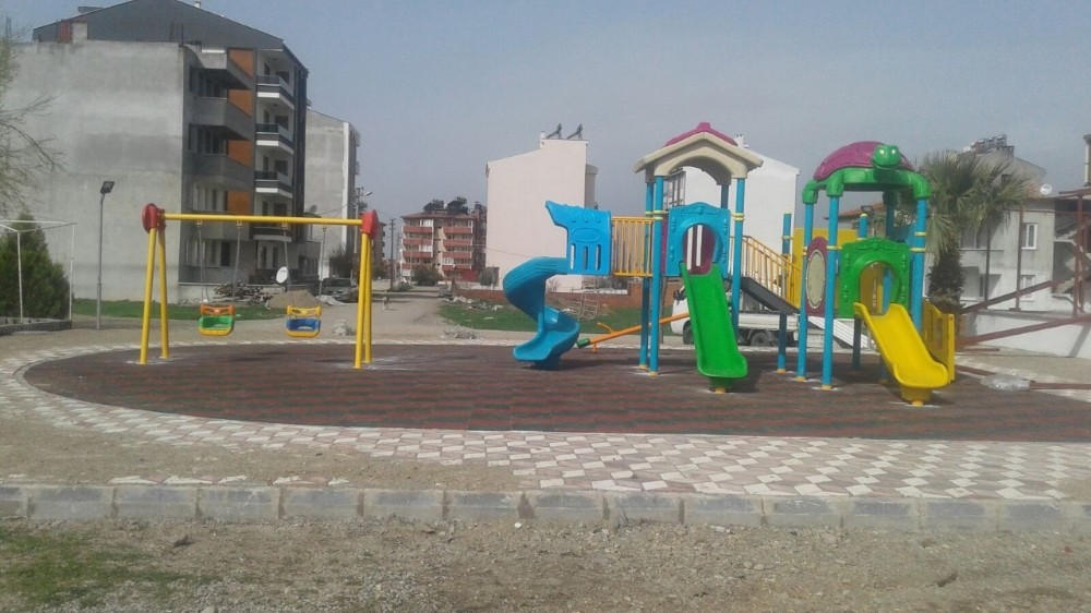 Burhaniye’de çocuklara yeni nesil oyun parkları