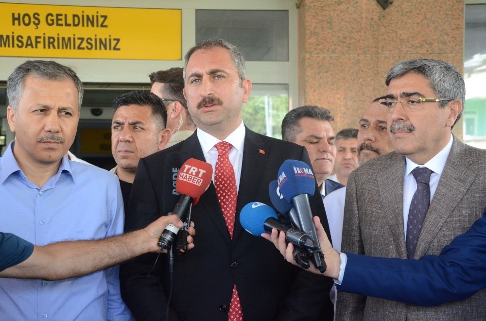 Adalet Bakanı Gül: ″Yavru köpek olayındaki kepçe operatörü tutuklanmıştır”