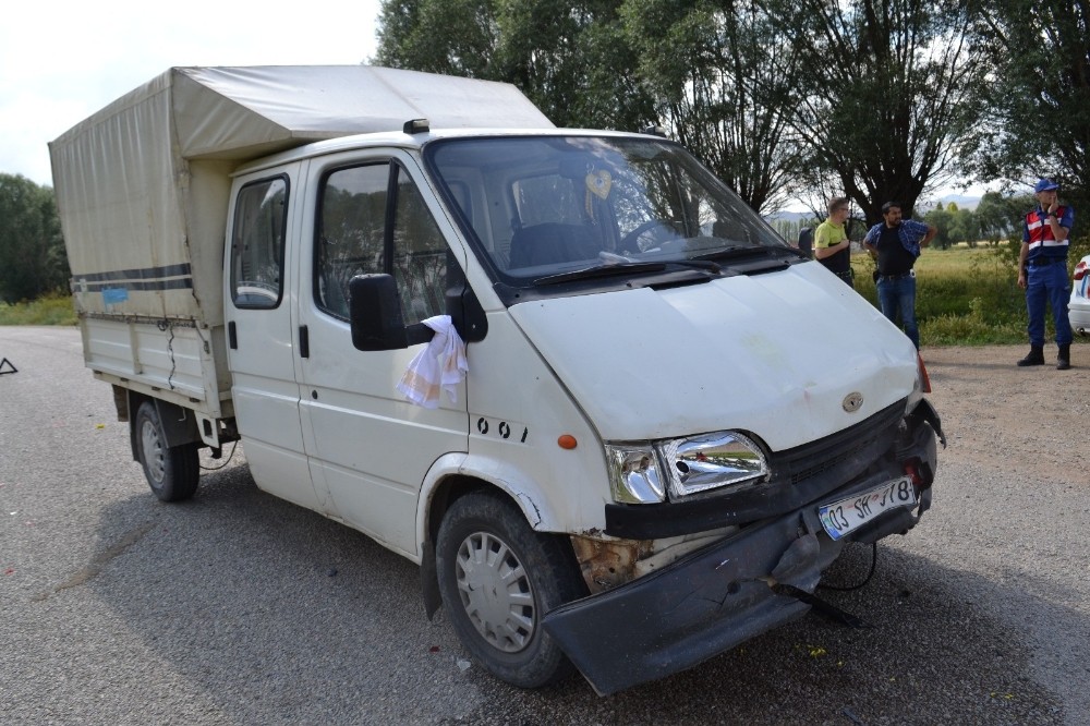 Şuhut’ta düğün konvoyunda zincirleme kaza