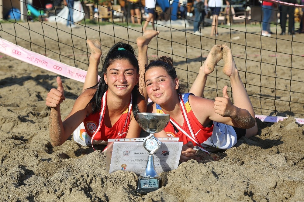Mezitli’de plaj voleybolu şampiyonları kupalarını aldı