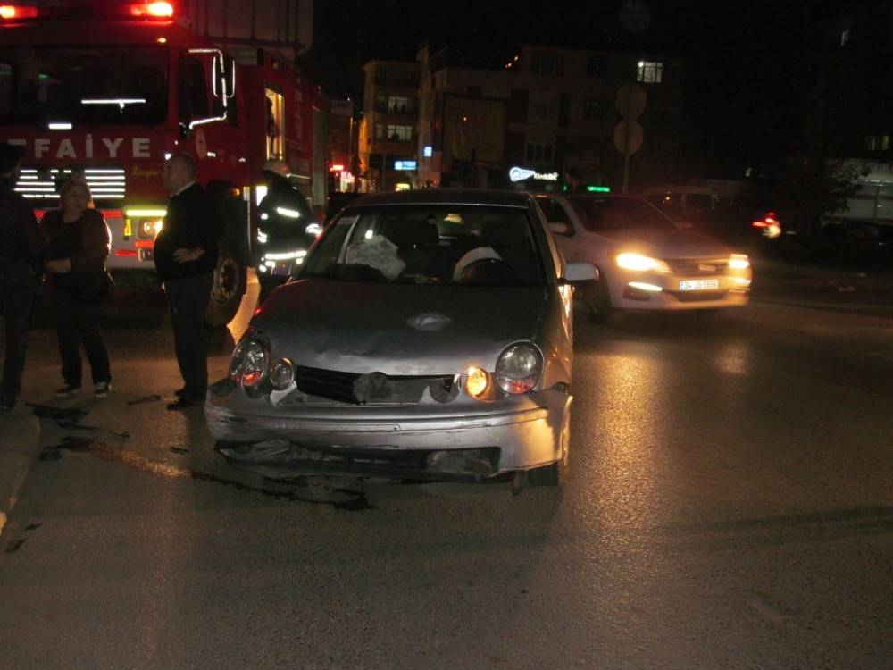 Kavşaktan kontrolsüz çıkış yapan otomobil ticari araçla çarpıştı: 4 yaralı