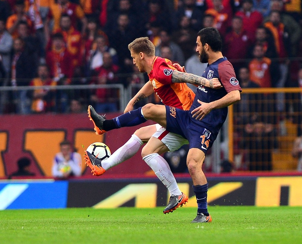 Spor Toto Süper Lig: Galatasaray: 0 - Medipol Başakşehir: 0 (İlk yarı)