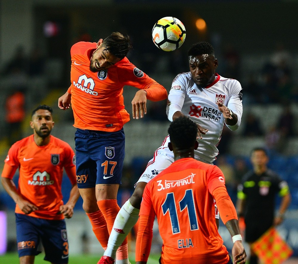 Spor Toto Süper Lig: Medipol Başakşehir: 1 - D. G. Sivasspor: 0 (İlk yarı)