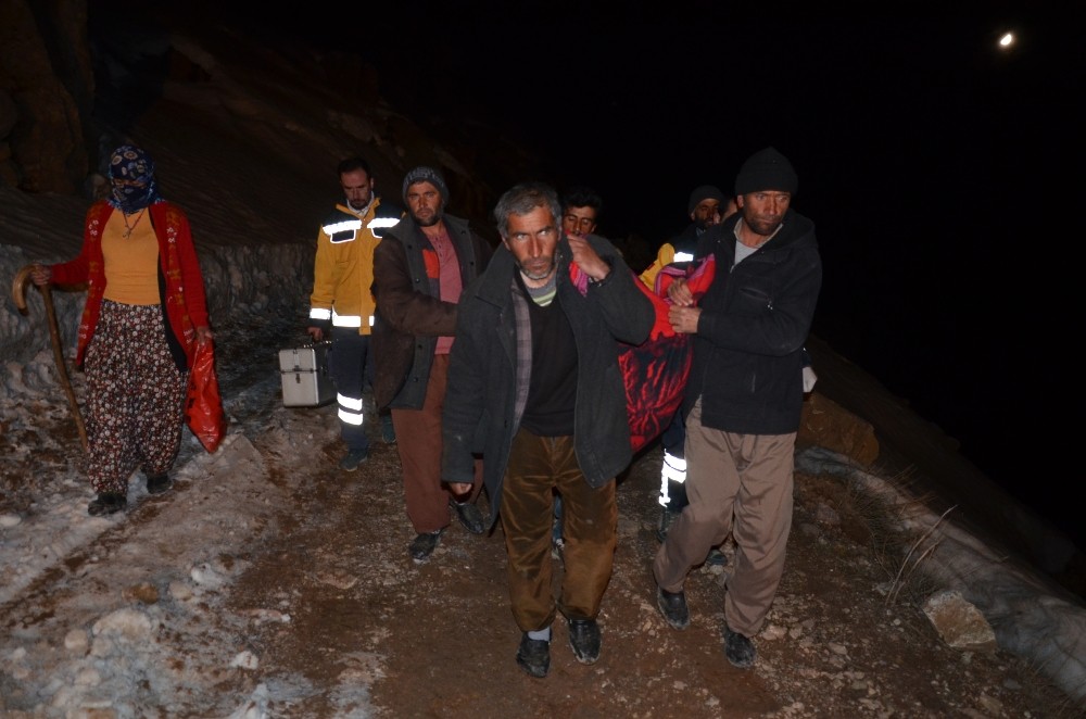 Astım hastası Nurgül, 3 kilometre taşınarak ambulansa yetiştirildi