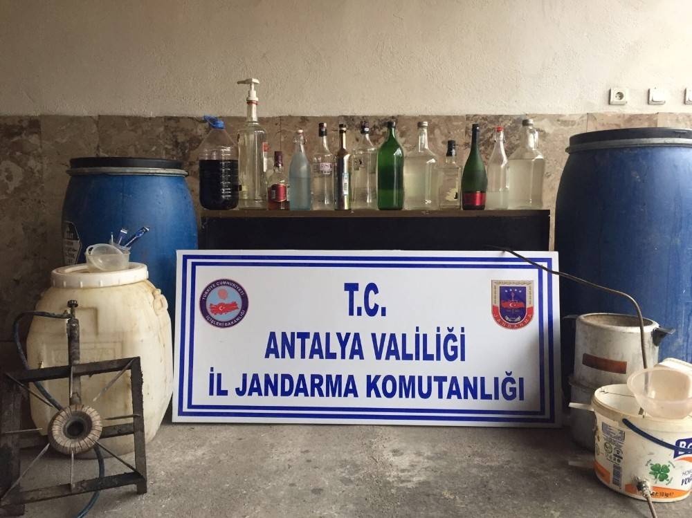 Antalya’da 264 litre kaçak içki ele geçirildi